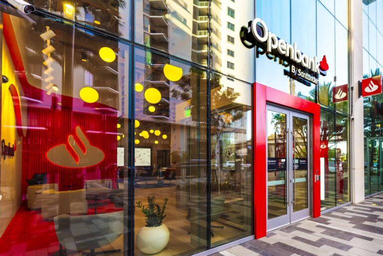 Openbank by Santander branch at Miami Worldcenter front entrance