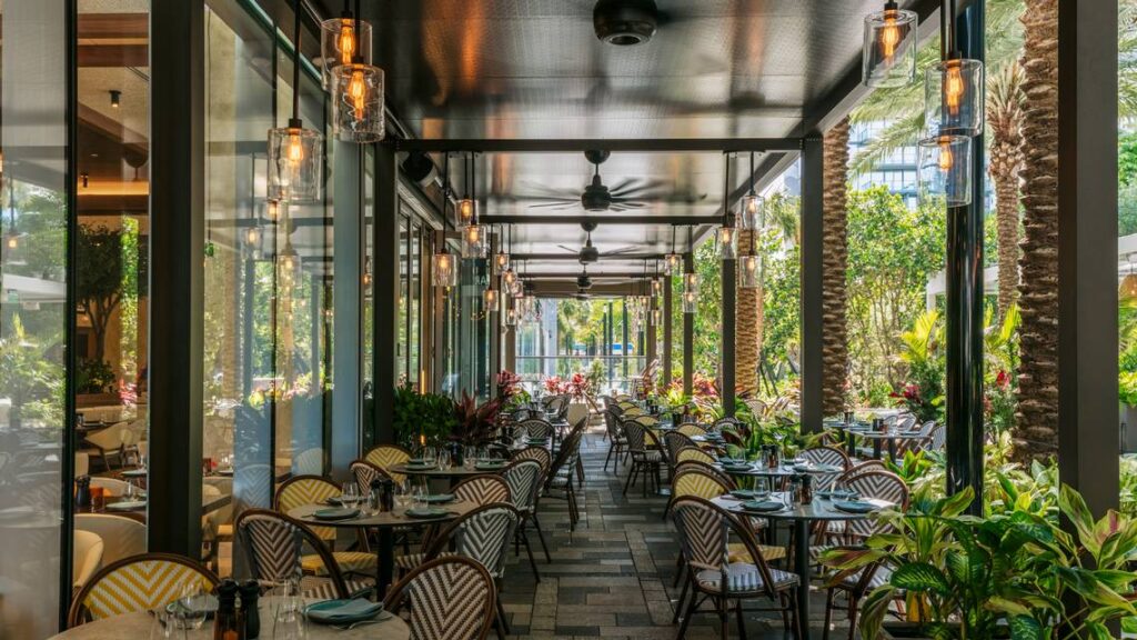 The outdoor patio at Serafina Italian restaurant at Miami Worldcenter. (Miami Herald/Kenneth Lesley)