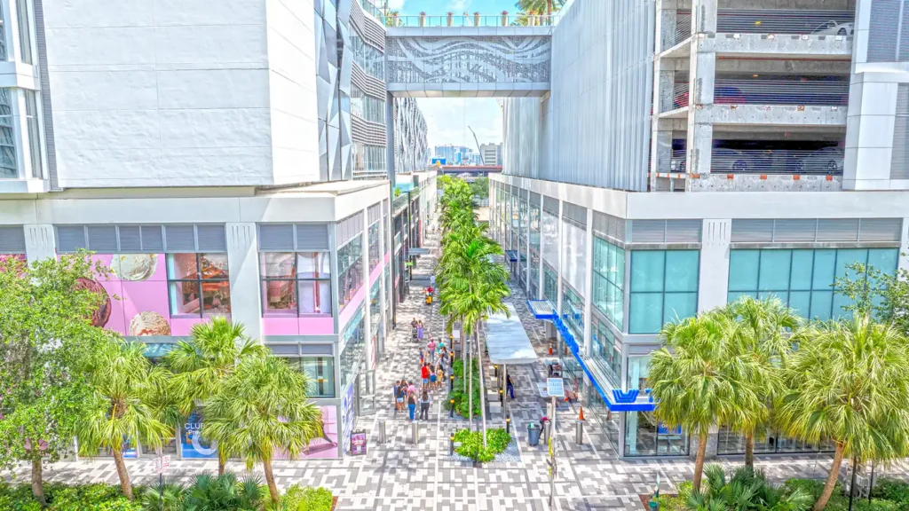 Miami Worldcenter promenade